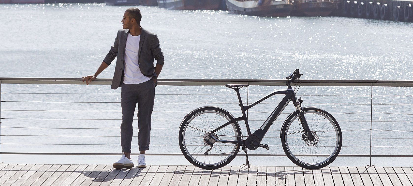 Mann mit BMW Cruise M Bike, NBG III. Mann mit BMW Cruise M Bike, NBG III.
